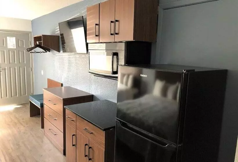 Отель Hometowne Studios By Red Roof San Antonio E   Frost Bank Center