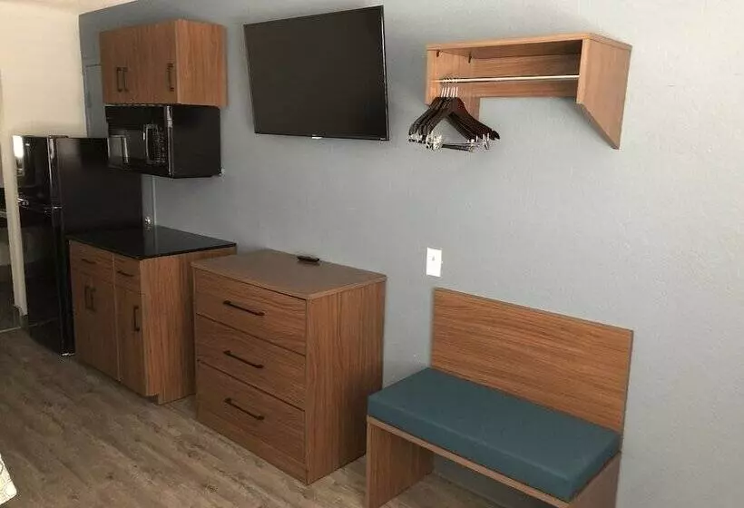 Отель Hometowne Studios By Red Roof San Antonio E   Frost Bank Center