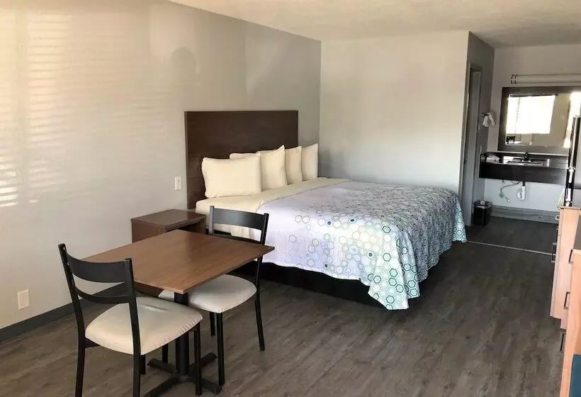 Отель Hometowne Studios By Red Roof San Antonio E   Frost Bank Center