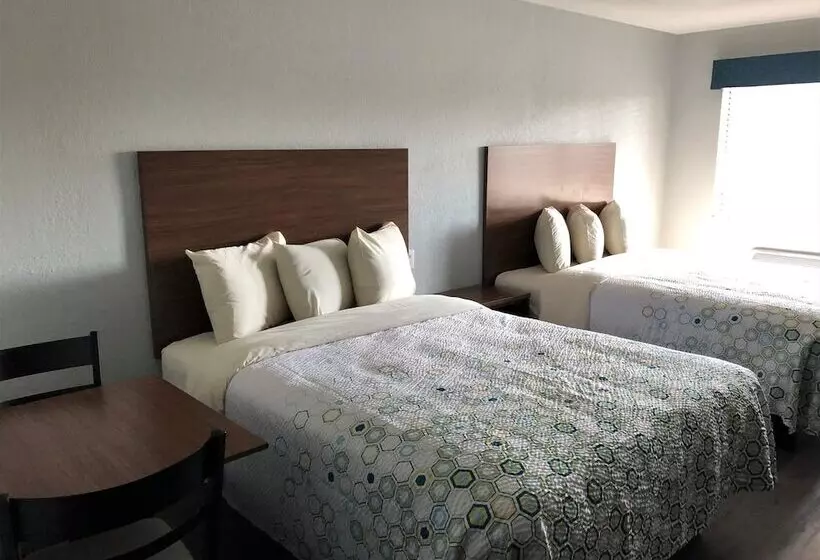 Отель Hometowne Studios By Red Roof San Antonio E   Frost Bank Center