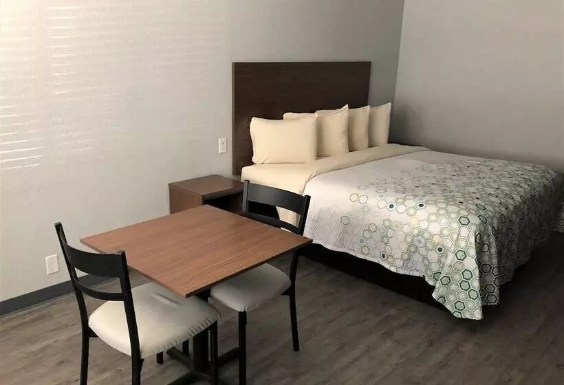 Отель Hometowne Studios By Red Roof San Antonio E   Frost Bank Center