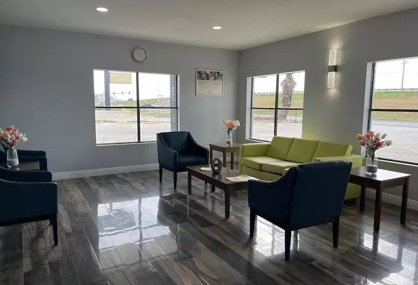 Отель Hometowne Studios By Red Roof San Antonio E   Frost Bank Center