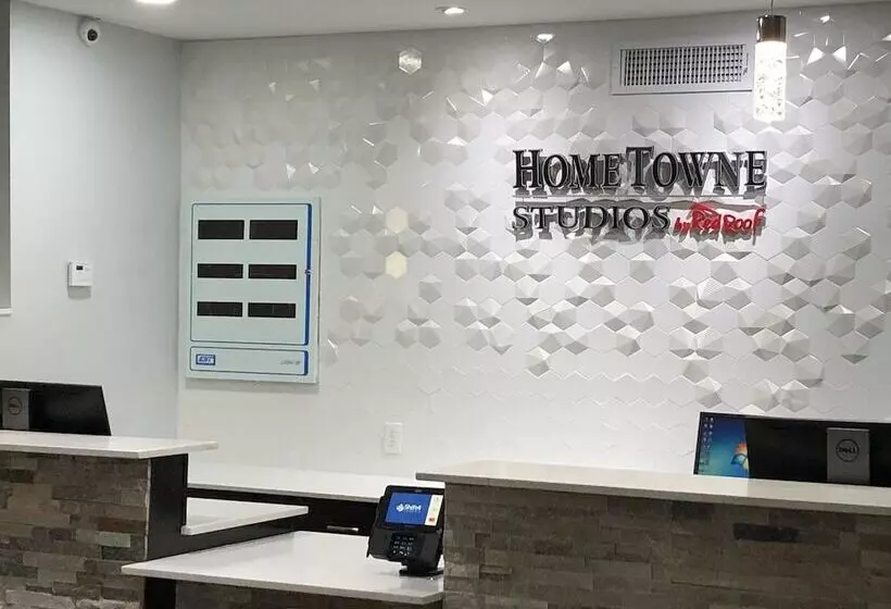 Отель Hometowne Studios By Red Roof San Antonio E   Frost Bank Center