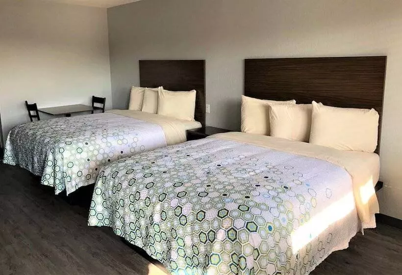 Отель Hometowne Studios By Red Roof San Antonio E   Frost Bank Center