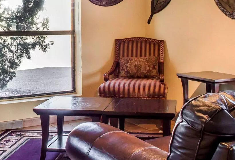 בית מלון כפרי Rodeway Inn Silver Creek Inn