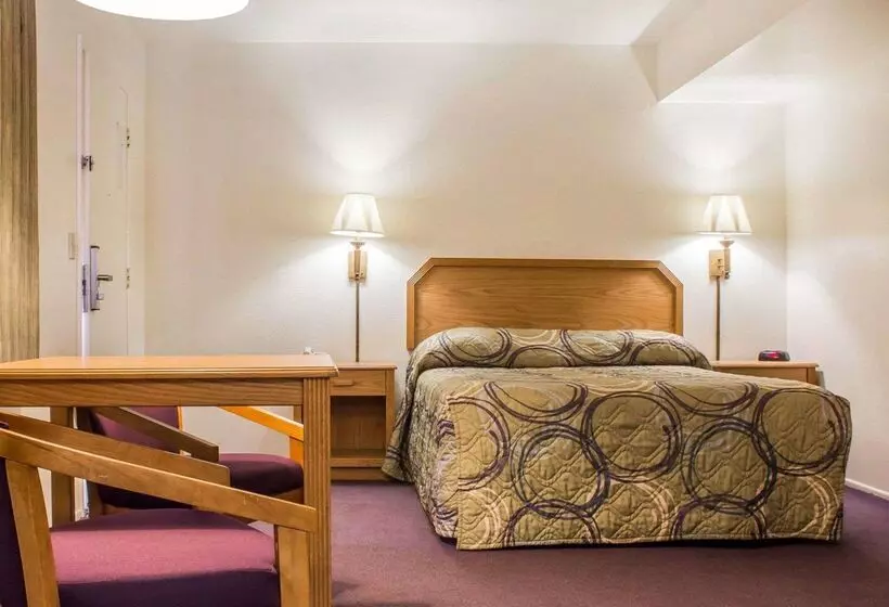 בית מלון כפרי Rodeway Inn Silver Creek Inn