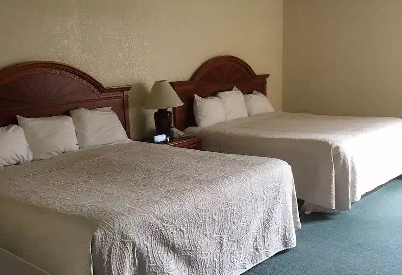 בית מלון כפרי Shawano Four Seasons