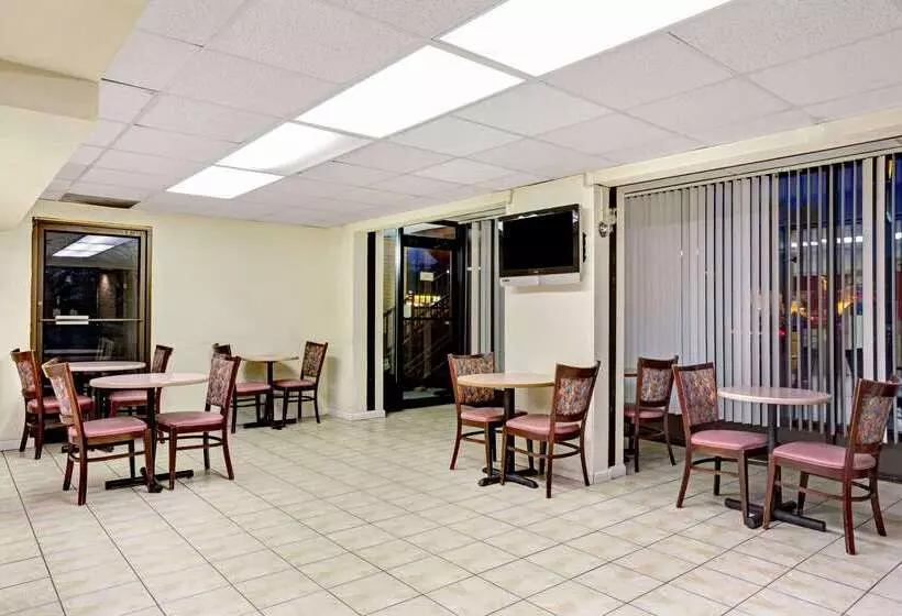 Отель Super 8 By Wyndham Fredericksburg