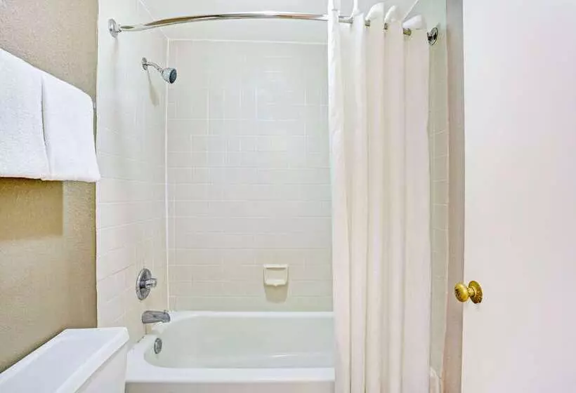 Отель Super 8 By Wyndham Fredericksburg