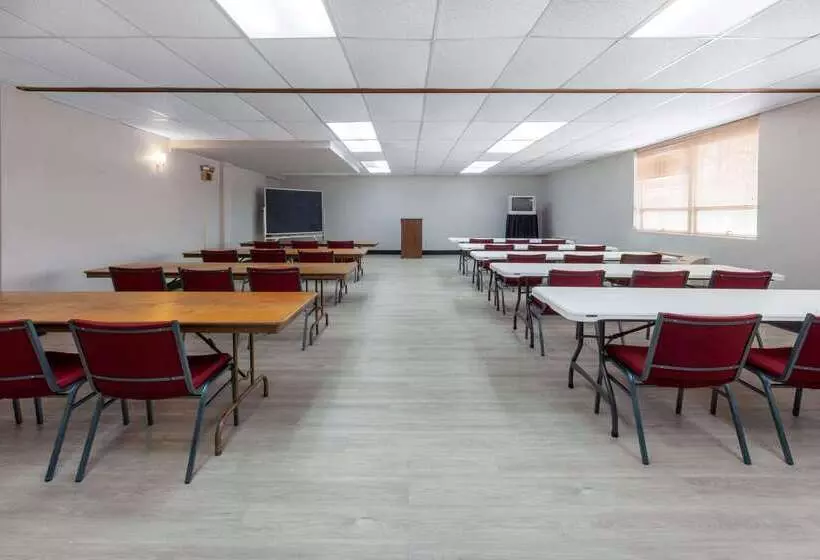 فندق Travelodge By Wyndham Cleveland Airport