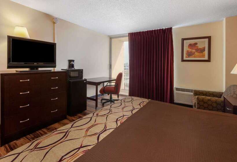 هتل Travelodge By Wyndham Cleveland Airport