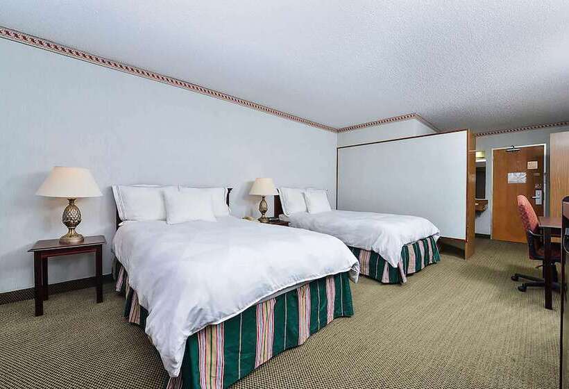 هتل Travelodge By Wyndham Cleveland Airport