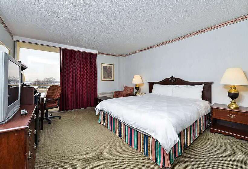 هتل Travelodge By Wyndham Cleveland Airport