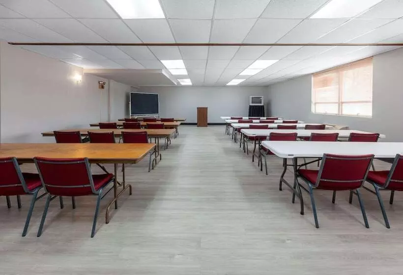 فندق Travelodge By Wyndham Cleveland Airport