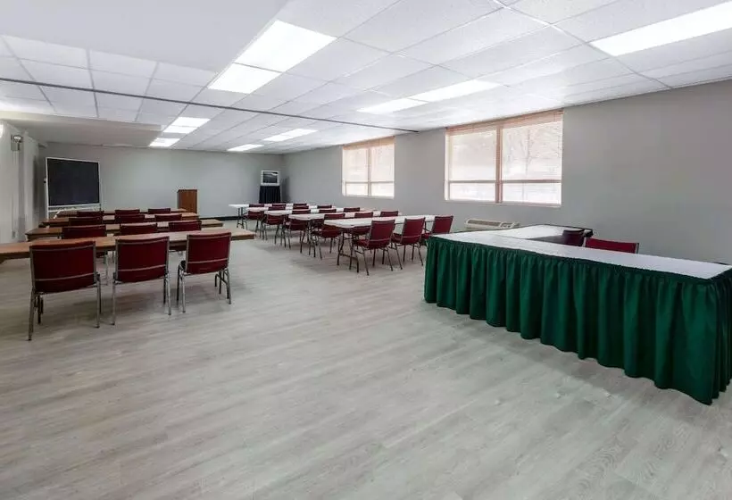 فندق Travelodge By Wyndham Cleveland Airport