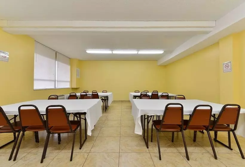 فندق Travelodge By Wyndham Cleveland Airport