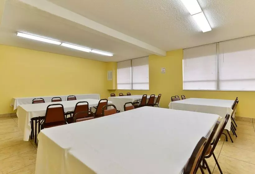 فندق Travelodge By Wyndham Cleveland Airport