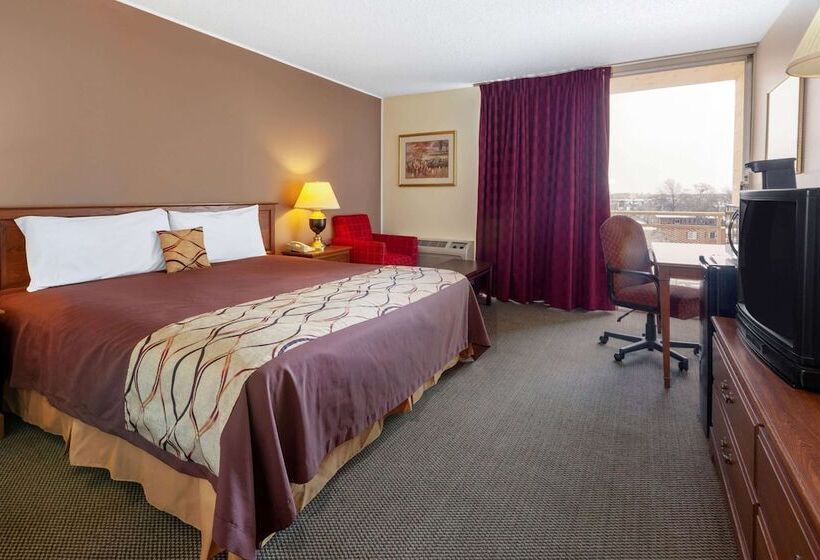 هتل Travelodge By Wyndham Cleveland Airport