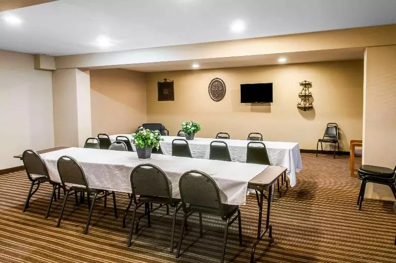 Мотель Rodeway Inn East