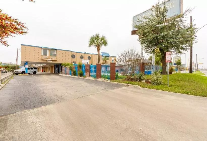 Мотель Town House Airport