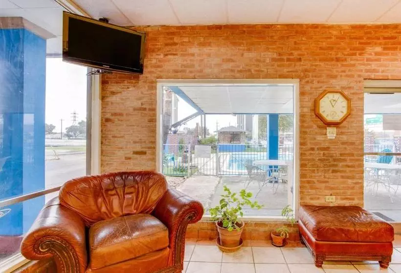 Мотель Town House Airport