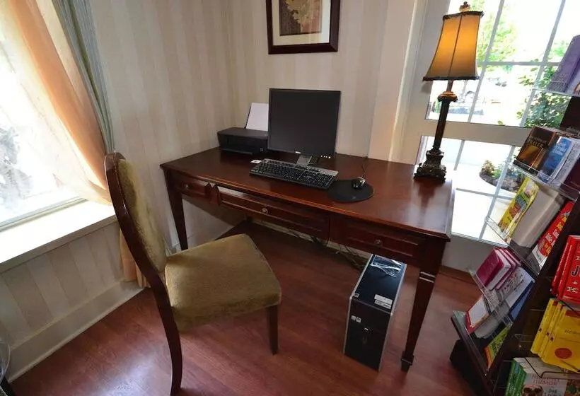 هتل Comfort Inn & Suites