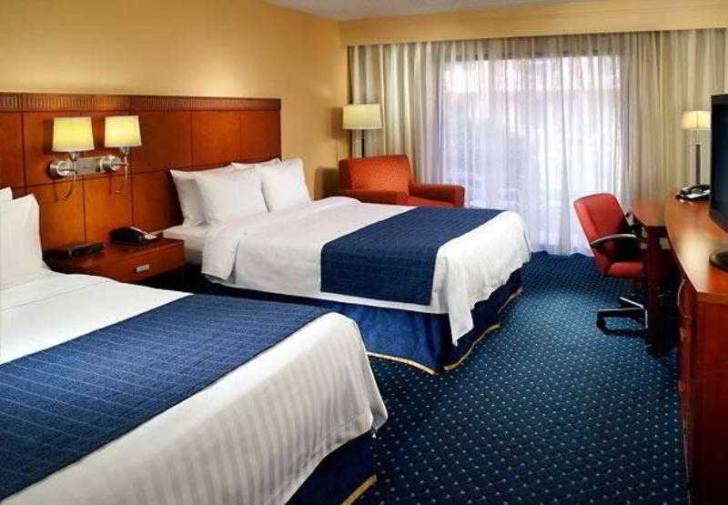 בית מלון כפרי Courtyard By Marriott Atlanta Airport South/sullivan Road