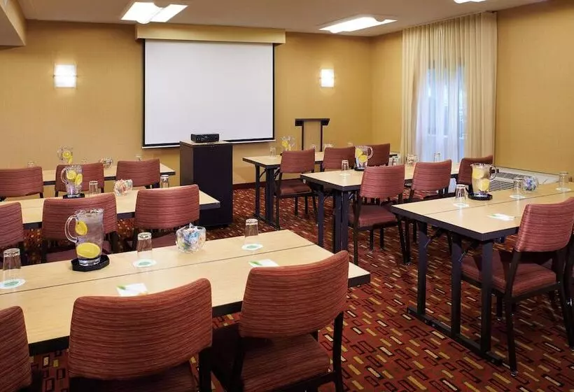 فندق Courtyard Columbus Dublin