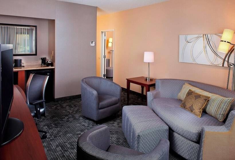 هتل Courtyard By Marriott Charlottesville
