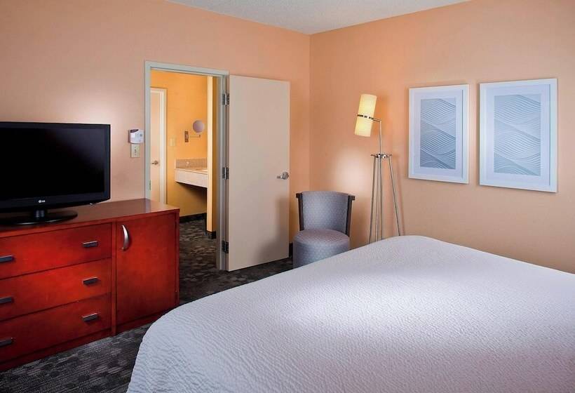 هتل Courtyard By Marriott Charlottesville