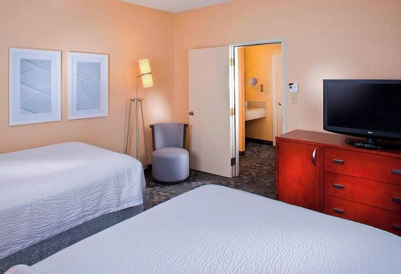 هتل Courtyard By Marriott Charlottesville