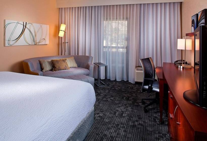 هتل Courtyard By Marriott Charlottesville