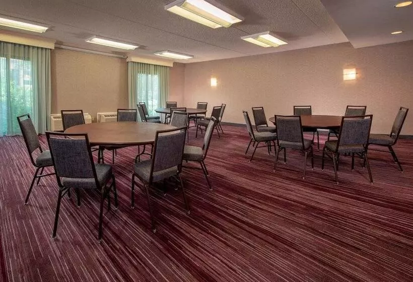 Отель Courtyard By Marriott Rockville