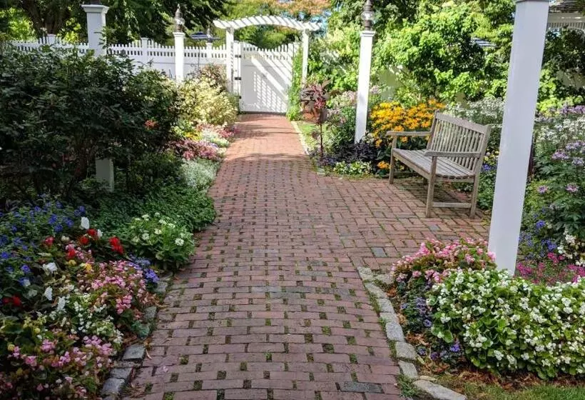 Otel Dan'l Webster Inn And Spa