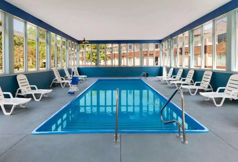 Отель Days Inn By Wyndham Albion