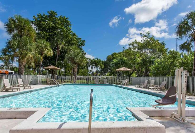 هتل Days Inn By Wyndham Fort Lauderdale Airport Cruise Port