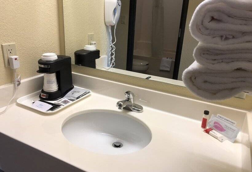 Отель Days Inn By Wyndham Iron Mountain