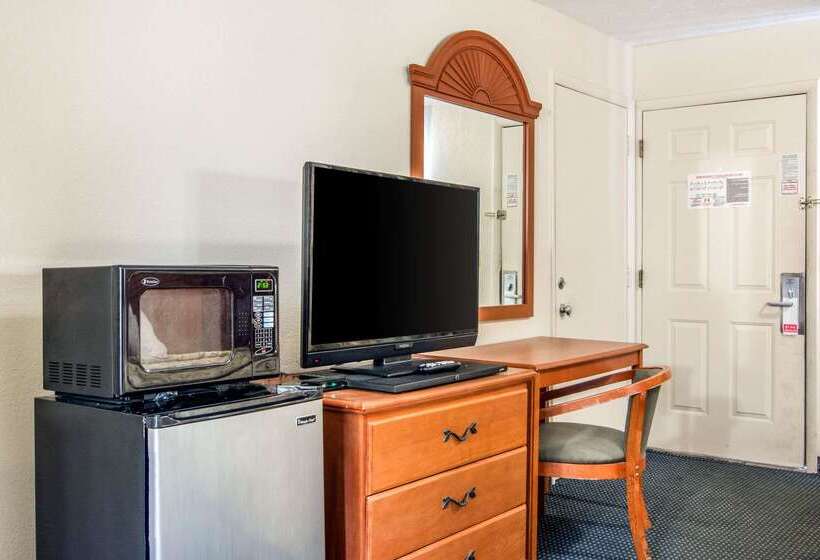 בית מלון כפרי Rodeway Inn