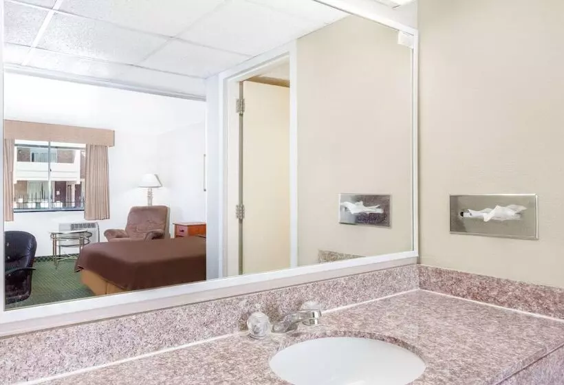 בית מלון כפרי Travelodge By Wyndham Jackson