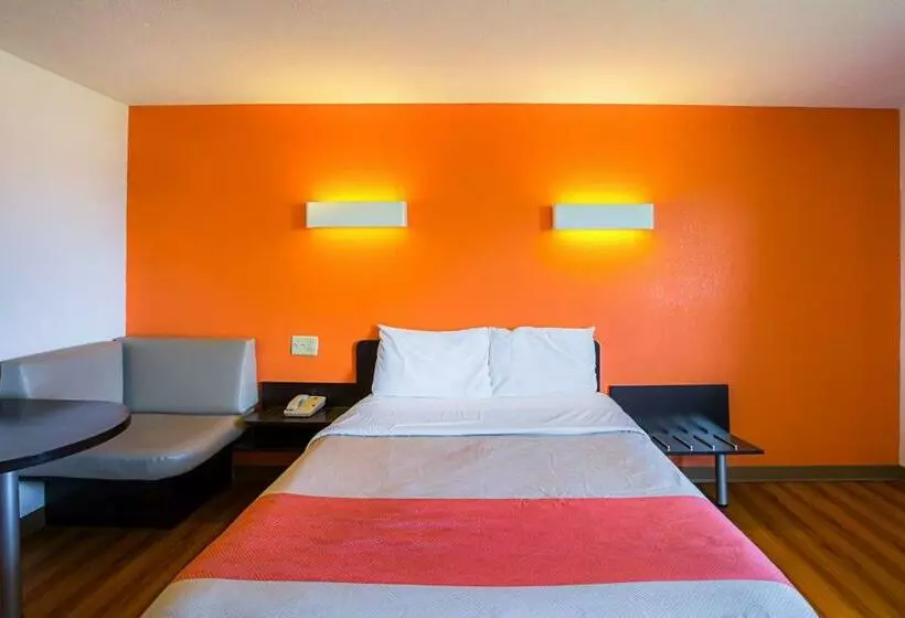 Motel 6 Omaha   Iat West