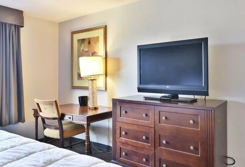 Hotel Baymont Inn And Suites By Wyndham Columbus / Near Osu
