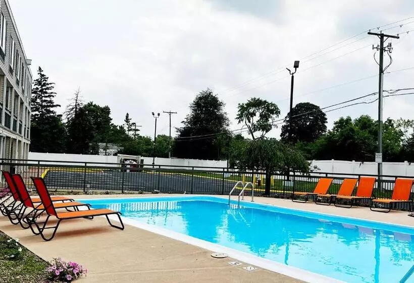 Hotel Baymont Inn And Suites By Wyndham Columbus / Near Osu