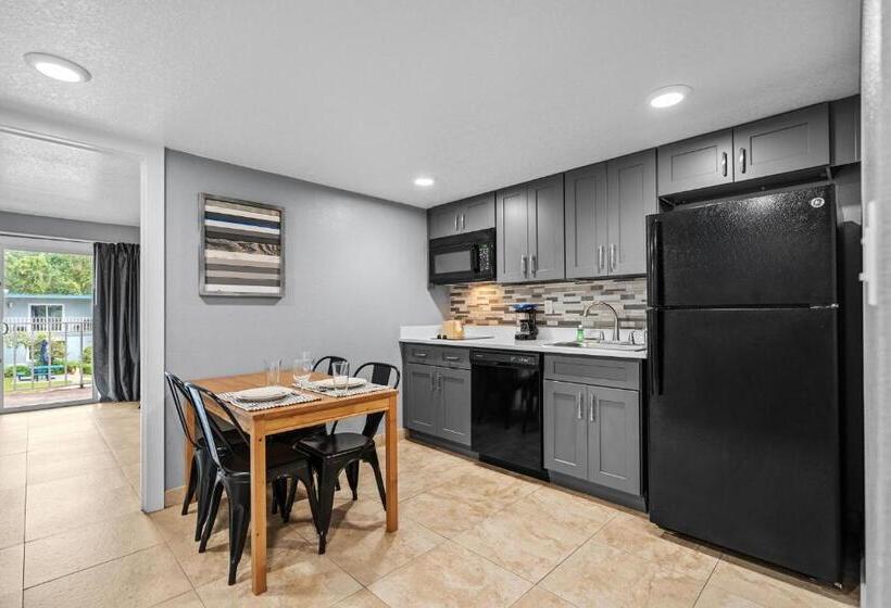 هتل Celebration Suites