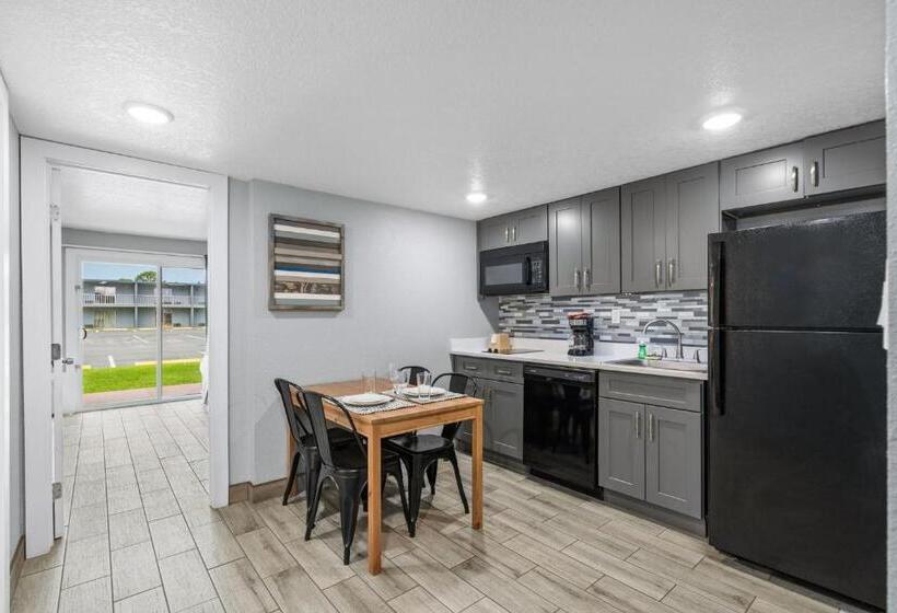 هتل Celebration Suites