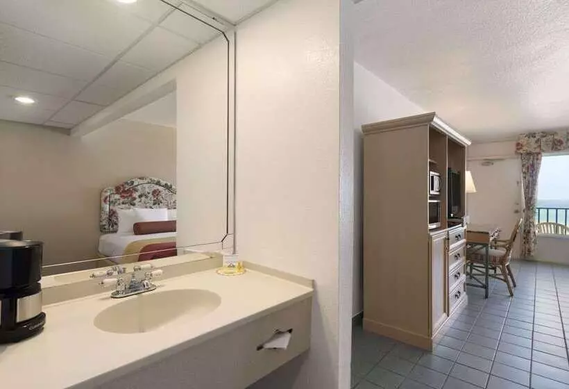 ホテル Days Inn By Wyndham Panama City Beach/ocean Front