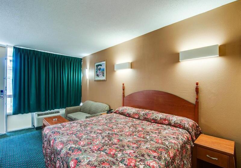 בית מלון כפרי Econo Lodge Civic Center