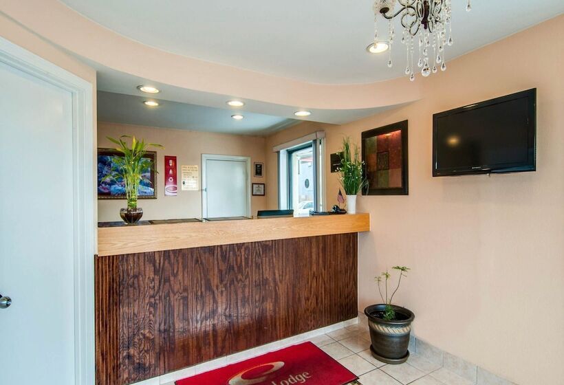 בית מלון כפרי Econo Lodge Civic Center