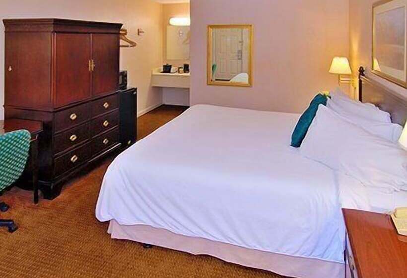 هتل Econo Lodge Inn & Suites At Fort Moore