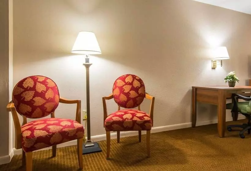 ホテル Econo Lodge Inn & Suites At Fort Moore