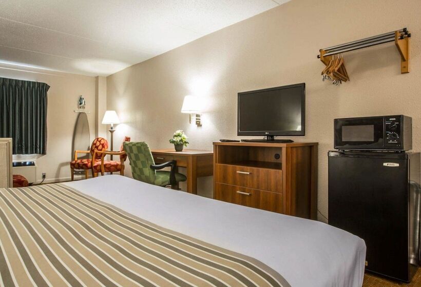 هتل Econo Lodge Inn & Suites At Fort Moore